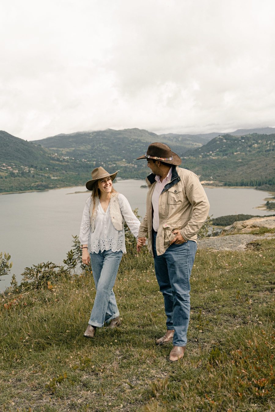 Annie y Mateo caminando frente al embalse